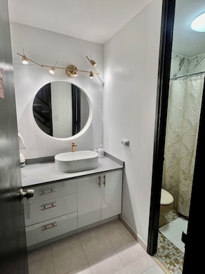 Toallas, jabón, papel de baño 