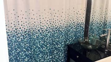 Dusch, hårtork, handdukar och tvål