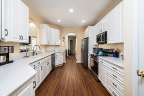 ثلاجة، ميكروويف، فرن، موقد طهي مسطح