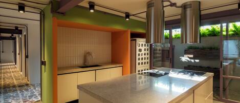 Lemari es di ruangan bersama dan microwave di ruangan umum