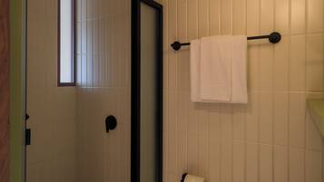 Regadera, toallas, jabón, shampoo