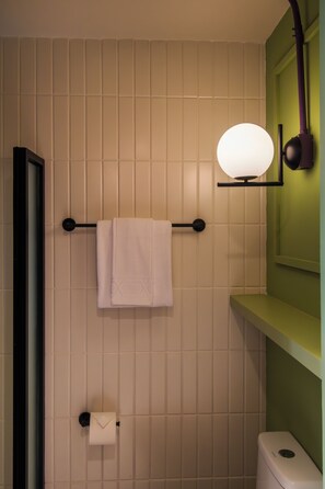 Studio Suite Eksekutif, pemandangan kebun | Kamar mandi | Shower, handuk, sabun, dan sampo