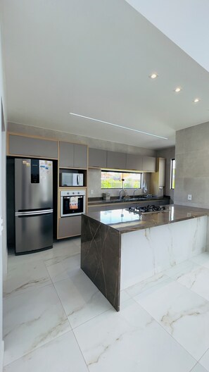 Micro-ondes, four, plaque de cuisson, lave-vaisselle