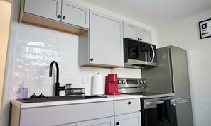 Jääkaappi, mikroaaltouuni, uuni, liesi