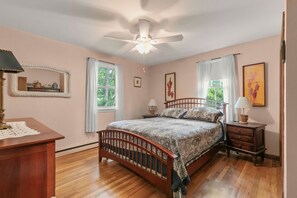 2 bedrooms, iron/ironing board, WiFi, bed sheets - The Grounds - Brewster, MA (Brewster)