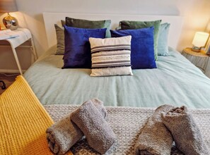 1 bedroom, desk, free WiFi, bed sheets