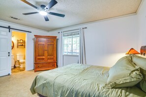 3 bedrooms, desk, Internet, bed sheets