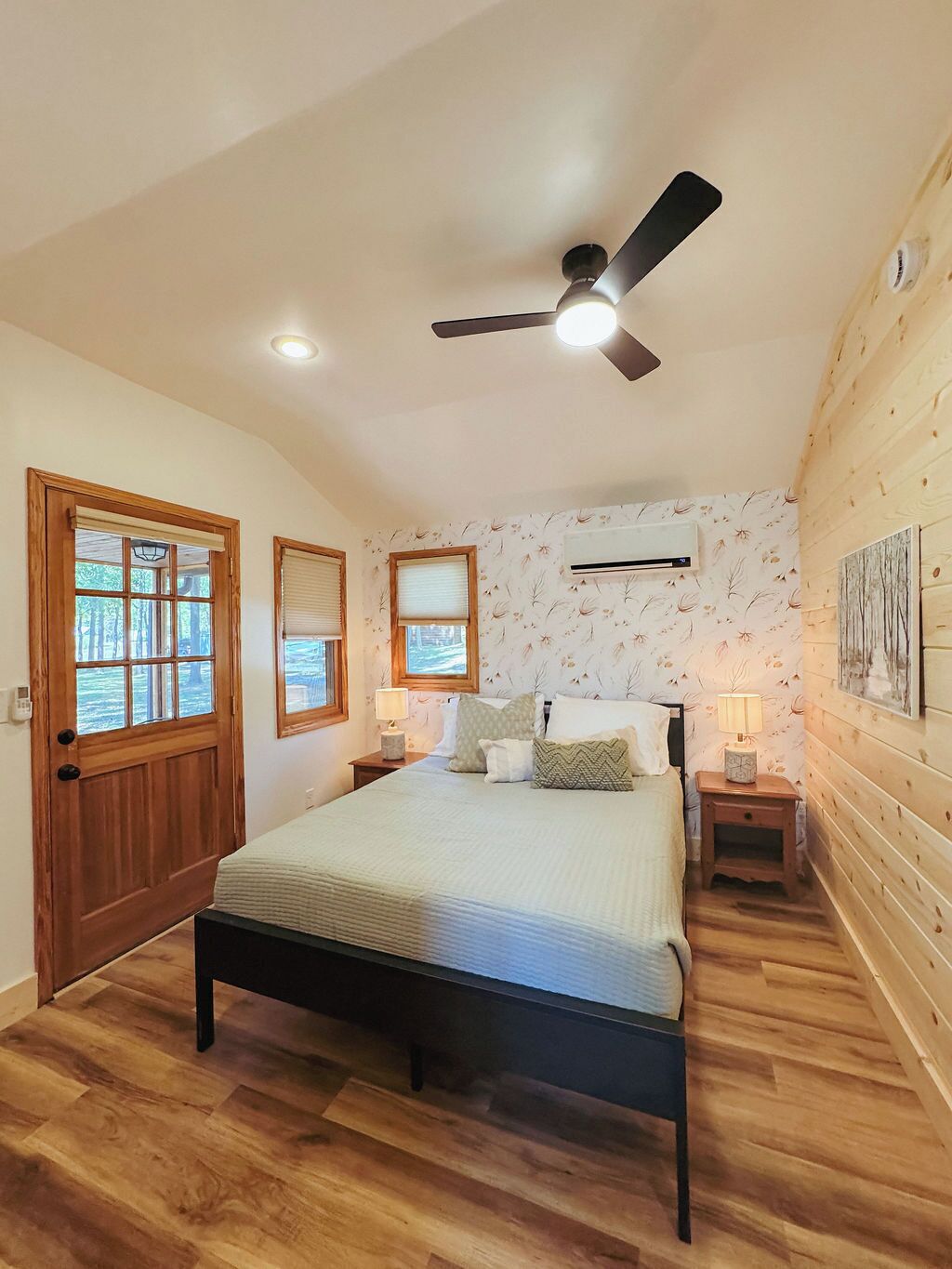 1 bedroom, bed sheets
