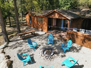 Outdoor dining - The Stargazer! A cozy cabin near Turkey Run State Park! Pet friendly! (Marshall)