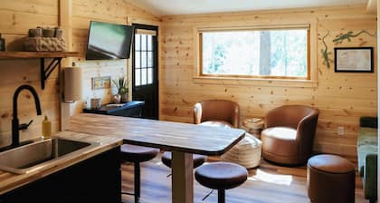 The Stargazer! A cozy cabin near Turkey Run State Park! Pet friendly!