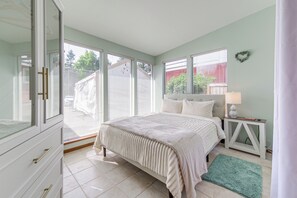 2 bedrooms, travel crib, internet, bed sheets