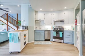 Réfrigérateur, micro-ondes, plaque de cuisson, lave-vaisselle