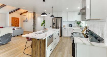 Poolside Relaxation: Group-Friendly Home in Havasu
