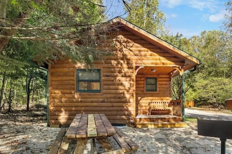 Outdoor dining. The Narrows Cabins #2960 - The Nest