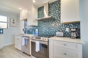 Fridge, microwave, stovetop, dishwasher