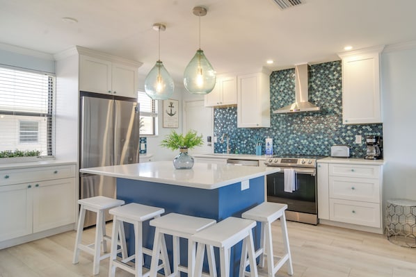 Fridge, microwave, stovetop, dishwasher