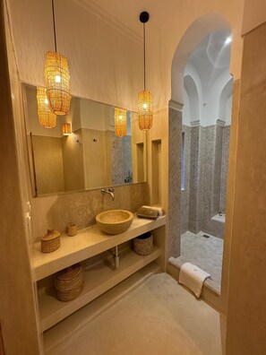 Dusche, Haartrockner, Handtücher, Seife