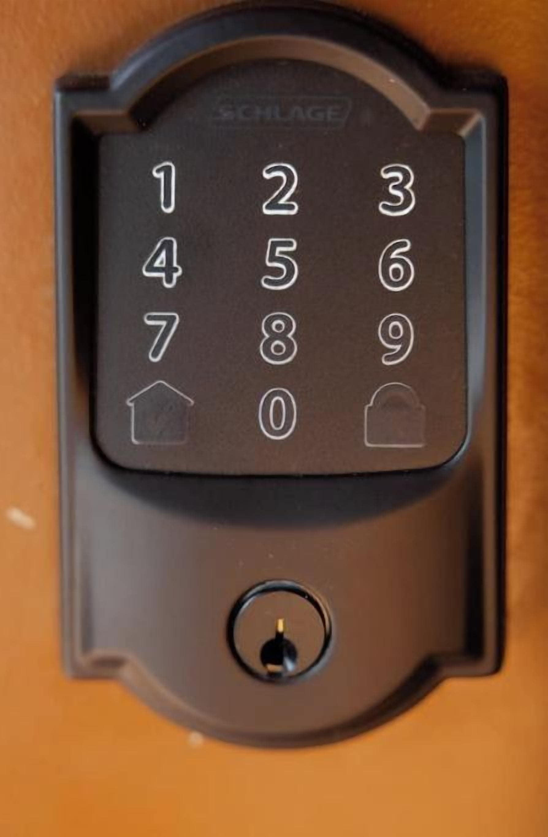 Et numerisk tastatur med låsemekanisme, sandsynligvis til en dør eller sikker adgang.