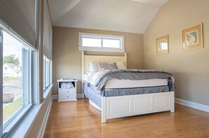 4 bedrooms, free WiFi, bed sheets - Stylish family getaway steps from the beach/town (Cape Charles)