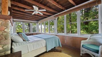 6 bedrooms, iron/ironing board, WiFi, bed sheets