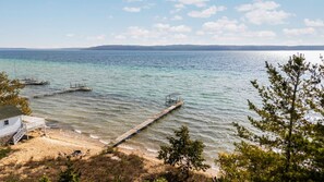 Rannalla, aurinkotuoleja