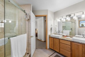 Towels, soap, shampoo, toilet paper - Mountain Retreat Near Skiing & Golf w/ Views (Silverthorne)