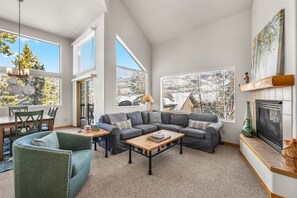 TV, fireplace, stereo - Mountain Retreat Near Skiing & Golf w/ Views (Silverthorne)