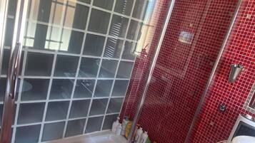 Haartrockner, HandtĂŒcher, Seife, Toilettenpapier