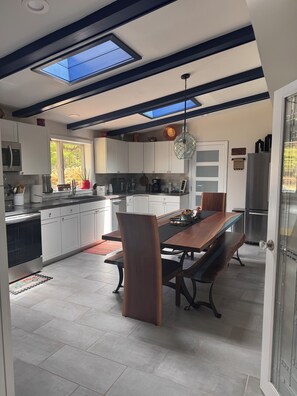 Mikroaaltouuni, uuni, liesi, astianpesukone