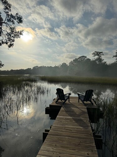 Pet-Friendly, Tranquil Water Front cottage, Beach 20 min, 35 Min to Charleston.