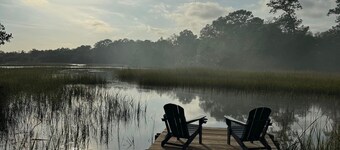 Pet-Friendly, Tranquil Water Front cottage, Beach 20 min, 35 Min to Charleston.