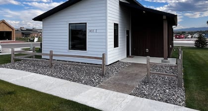 Charming Modern Cabin - Minutes from the Mountains!