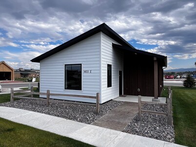 Charming Modern Cabin - Minutes from the Mountains!