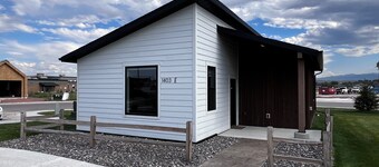 Charming Modern Cabin - Minutes from the Mountains!