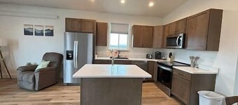 Charming Modern Cabin - Minutes from the Mountains!