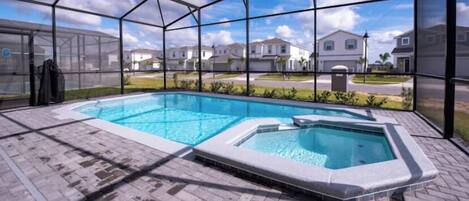 Una piscina al aire libre, una piscina climatizada
