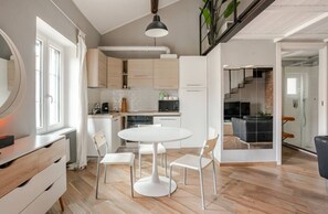 Kjøleskap, mikrobølgeovn, ovn og kaffetrakter/tekoker