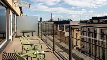 Suíte, 1 cama Queen, sacada, vista para a cidade | Terraço/pátio