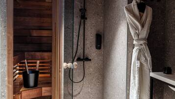 Suite, balcon, vue ville | Salle de bain | Douche, sĂšche-cheveux, serviettes fournies, savon