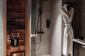 Suite, balcón, vistas a la ciudad | Baño | Ducha, secador de pelo, toallas y jabón