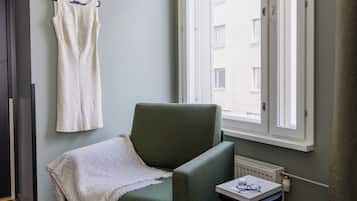 Habitación triple, 1 cama de matrimonio con sofá cama | Cortinas opacas y wifi gratis