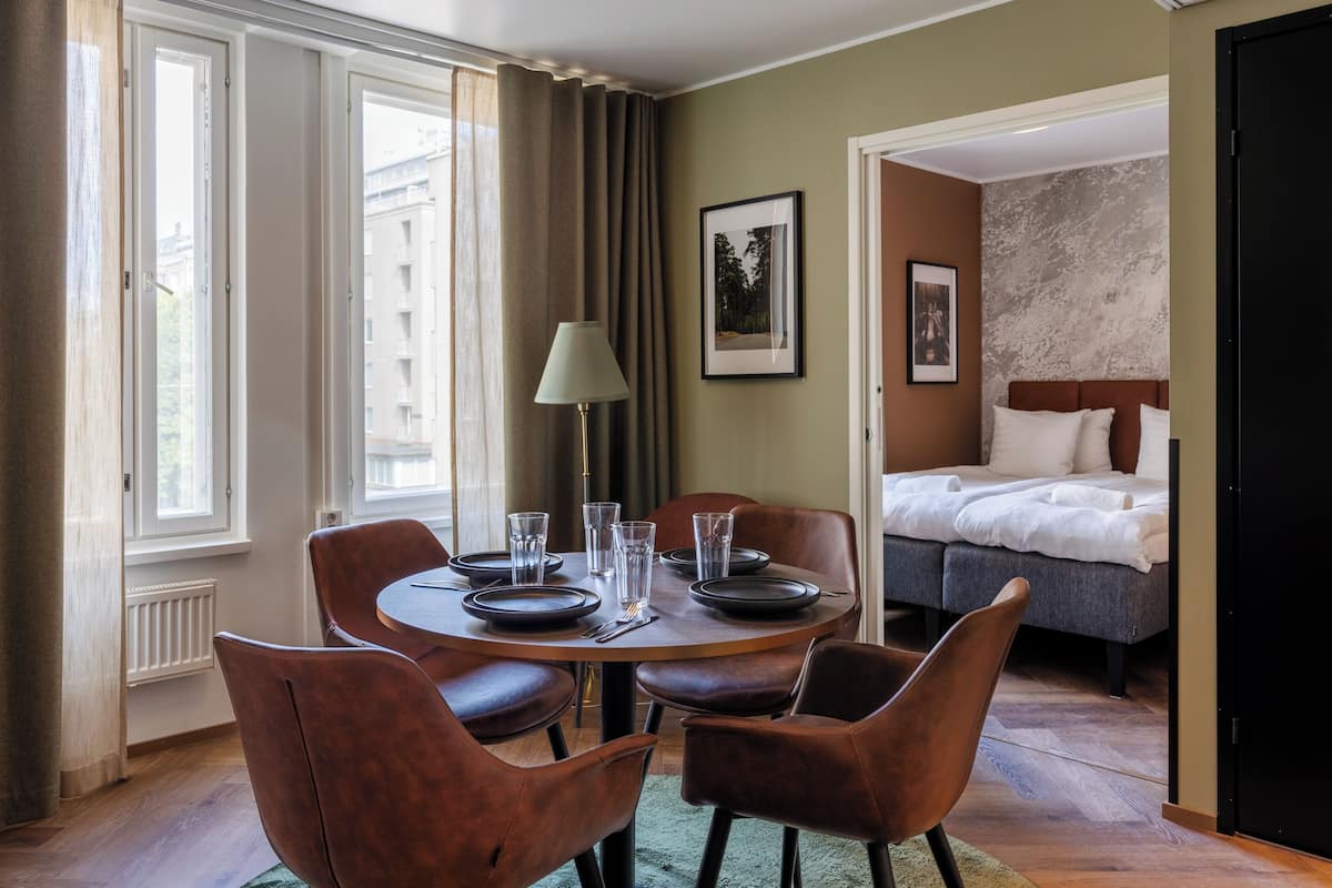 Blackout drapes, free WiFi