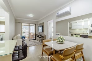 Basic Apartment | Dining