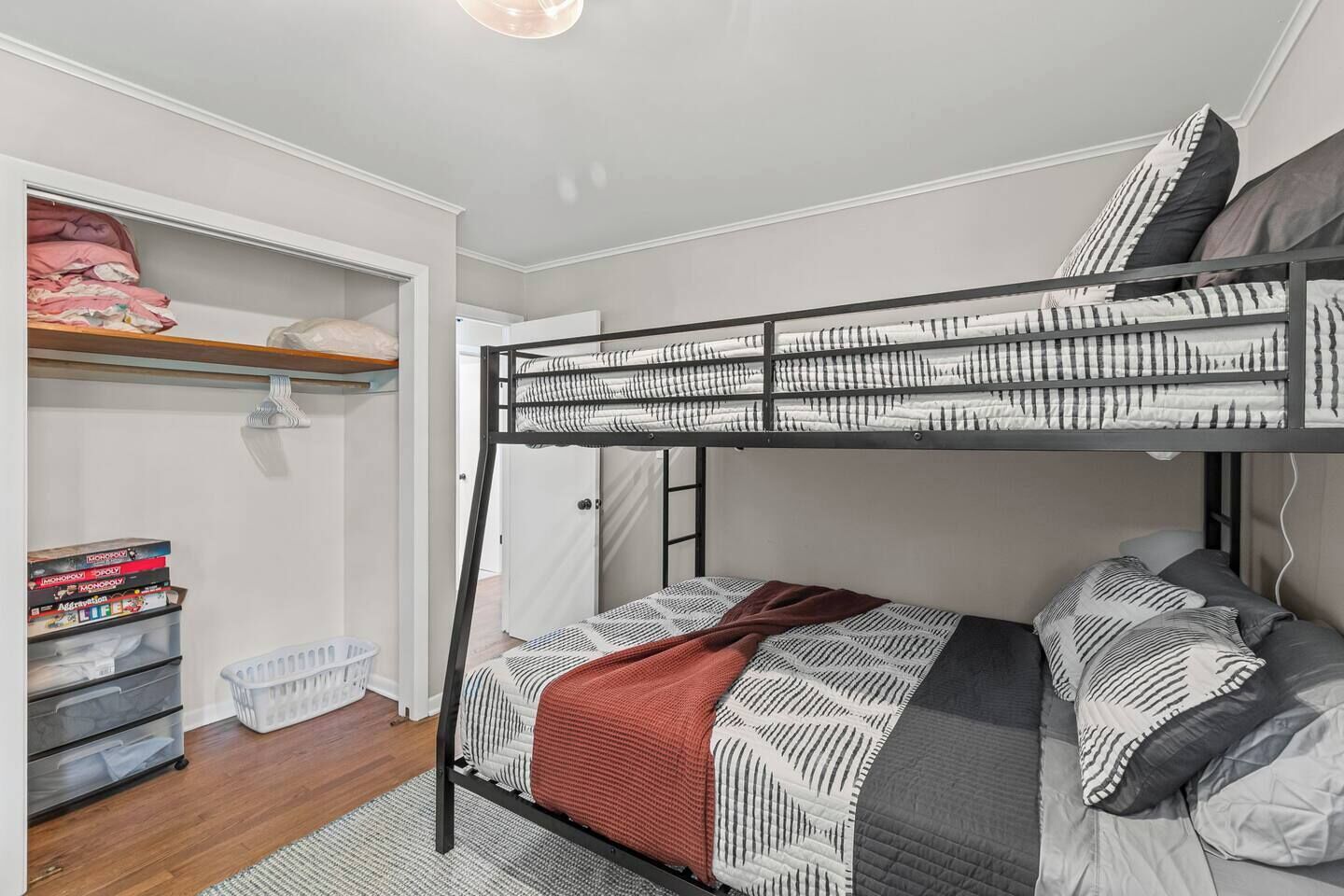 2 sovrum, skrivbord, strykjärn/strykbräda och gratis wi-fi