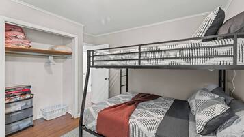 2 sovrum, skrivbord, strykjärn/strykbräda och gratis wi-fi