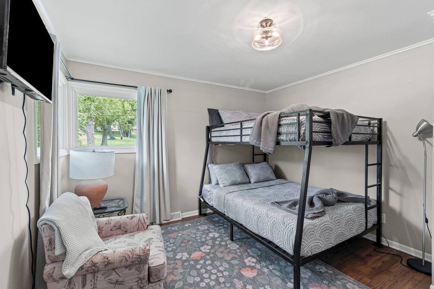 2 makuuhuonetta, työpöytä, silitysrauta/-lauta, ilmainen Wi-Fi