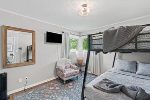 2 habitaciones, tabla de planchar con plancha, wifi y ropa de cama