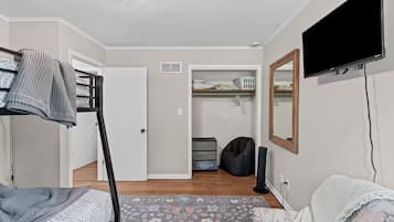 2 habitaciones, tabla de planchar con plancha, wifi y ropa de cama