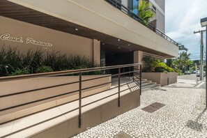 A hotel entrance with a sign reading "Cond. Pinamar 874". - Apartment w/ Barbecue 450m From the Beach Pnm0202 (Florianópolis)