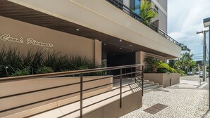 A hotel entrance with a sign reading "Cond. Pinamar 874". - Apartment w/ Barbecue 450m From the Beach Pnm0202 (Florianópolis)